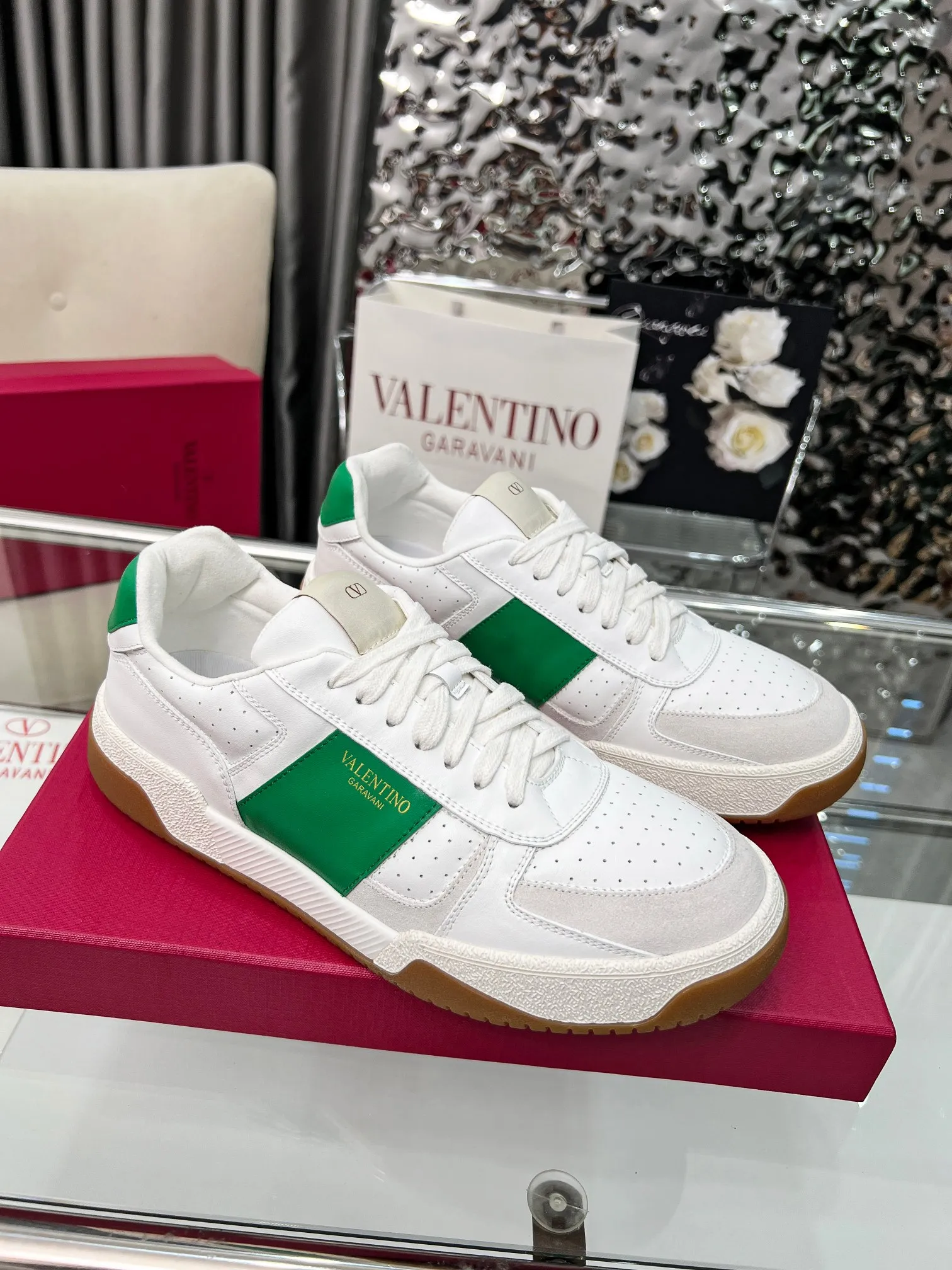 【Valentino】P: 660💰 Couple style, size: women 35-40▪️men 39-44 (customized at 45.46) Valentino 𝑶𝒏𝒆𝑺𝒕𝒖𝒅 Couple sports shoes series Valentino 2025 new couple sports shoes are on sale. The original ZP purchase and disassembly. Repeated pattern making and modification. 1:1 restoration! Top luxury masterpiece, lace-up design, soft and comfortable imported calfskin brings excellent elegant texture and excellent on-foot comfort. Top purchasing version upper: imported calfskin surface/original oil edge craftsmanship. Lining: water-dyed sheepskin lining. Outsole: original development 𝐓𝐏𝐔 two-color combination outsole. Packaging: full package with original configuration.